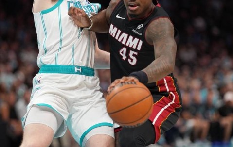 就你叫三分王？克努佩尔半场三分5中0 欢迎来真正的NBA