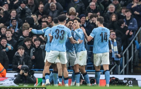 组图：联赛杯曼城顺利晋级 众将开心庆祝