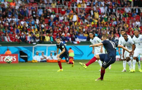 法甲第30轮巴黎圣日耳曼对战里昂，巴黎锋线强硬，里昂后防线孱弱