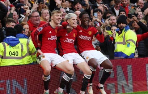 10场23分！曼联临时主帅封神，却遭两大世界名帅围剿，拉爵到底选谁？