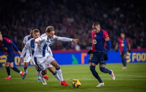 西甲焦点｜巴萨11连胜冲冠遇阻？皇家社会主场凭体能死磕残阵领头羊