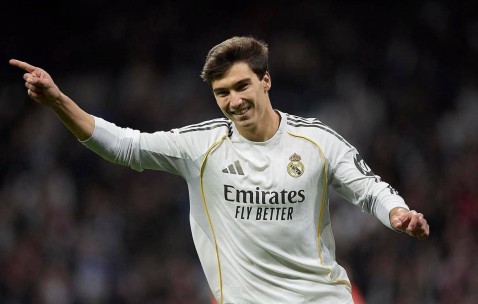 西甲最新积分榜发布：皇马4-1大胜逆转巴萨登顶，维尼修斯状态火热