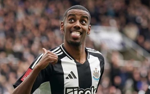 1.4亿豪赌！纽卡疯狂引援背后藏玄机，利物浦偷乐：伊萨克离队倒计时？