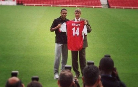 99年英超标王！亨利22岁时1610万加盟阿森纳，夺2个英超&amp;4个金靴