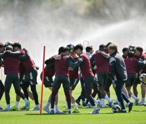 组图：阿森纳备战欧冠比赛 球员抱团顶球